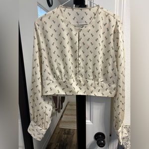 Crop top long sleeved.